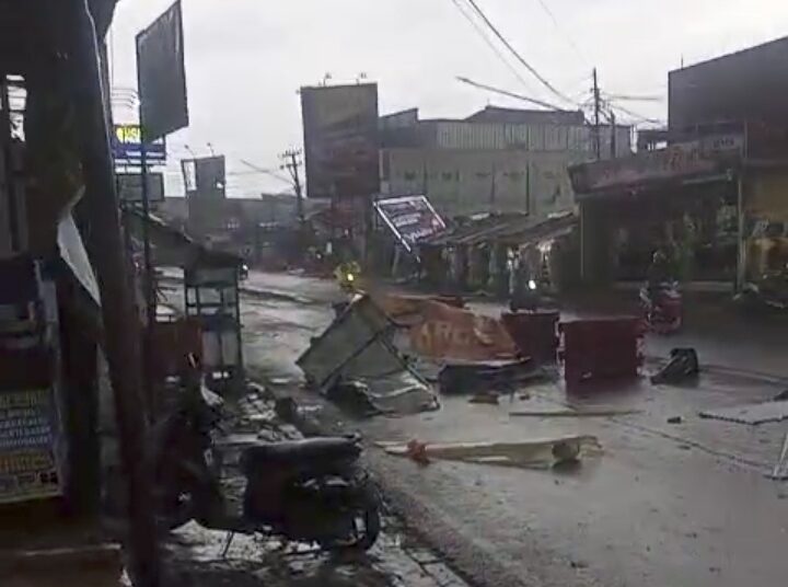 Angin Puting Beliung Terjang Ujungberung, Sejumlah Rumah Rusak, Billboard Ambruk dan Pohon Tumbang