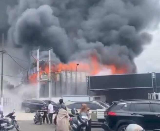 Ada Kobaran Api di Jalan Soekarno Hatta, Dekat Pasar Caringin Kota Bandung, Bangunan Apa yang Terbakar?