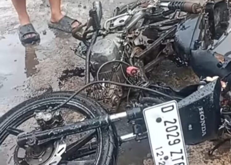 Tragis, Seorang Pemotor Tewas Usai Honda Supra Adu Banteng dengan Truk di Ciwidey