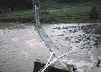 Jembatan Gantung Cimanisan Ambruk, Warga Toblong Garut Kesulitan