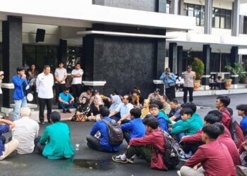 Ratusan Mahasiswa Demo di Gedung DPRD Menolak UU dan Bebaskan Tahanan Aktivis