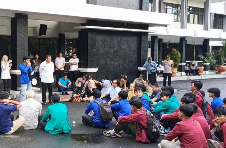 Ratusan Mahasiswa Demo di Gedung DPRD Menolak UU dan Bebaskan Tahanan Aktivis