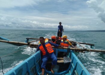 Seorang Nelayan Tersambar Petir di Atas Perahu Saat Sedang Melaut, Tim SAR Lakukan Pencarian