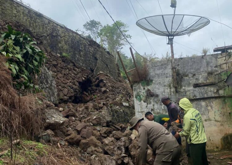 TPT Setinggi 70 Meter Ambruk menimpa 2 Rumah di Cibunut