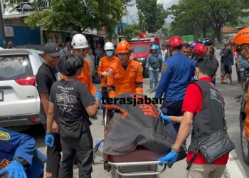 Pengendara Minibus Terjepit Pascamenabrak Truk di Cicalengka