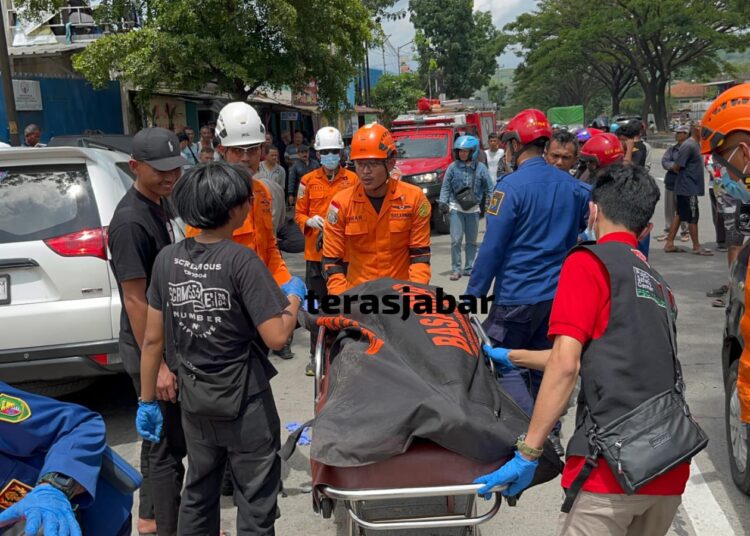 Pengendara Minibus Terjepit Pascamenabrak Truk di Cicalengka