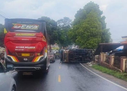 Duuhhhh…Gagal Menanjak, Truk Mundur dan Menabrak Tembok di Jalan Raya Cibentang