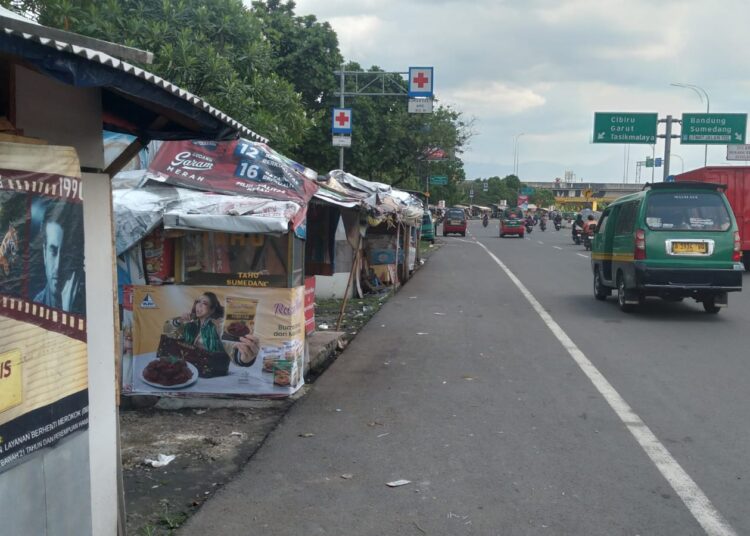 Kolong Jembatan Tol Cisumdawu Jadi Terminal dan Muncul Kios Liar, Ini Kata Sopir Angkot dan Pedagang