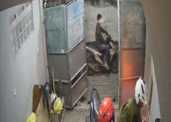 Dengan Tenangnya, Dua Pria Sikat Motor dari Garasi Rumah Kost