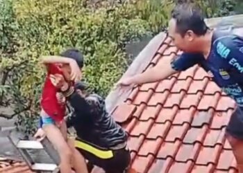 Diterjang Banjir dari Jalan Dayeuhkolot Tak Bisa Dilalui Kendaraan Hingga  Warga di Bojongsoang Naik ke Atap Rumah