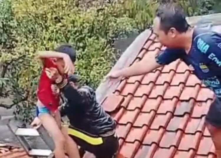 Diterjang Banjir dari Jalan Dayeuhkolot Tak Bisa Dilalui Kendaraan Hingga Warga di Bojongsoang Naik ke Atap Rumah