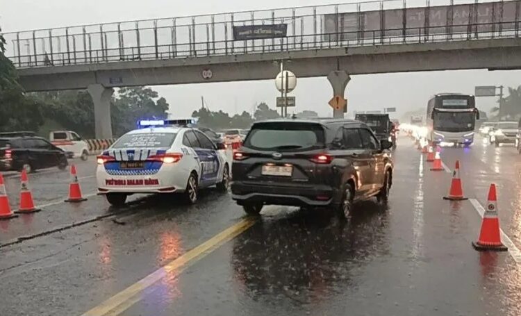 Tol Japek Arah Jakarta Terapkan Contraflow pada Arus Balik Libur Natal