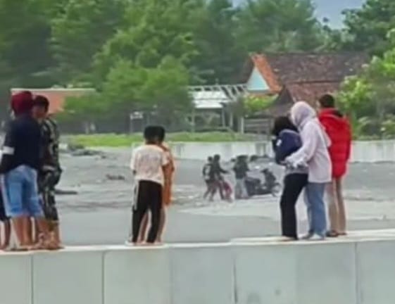 Pelajar SMP Asal Ciwidey Hilang Diterjang Ombak Pantai Jayanti Cianjur