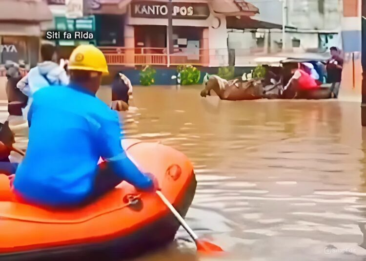 Diterjang Banjir, Jalan Raya  Dayeuhkolot Tak Bisa Dilalui Kendaraan