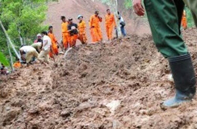 Longsor di Arjasari Kab. Bandung, 3 Warga Masih Tertimbun, 1 Selamat dan 7 Rumah Terdampak