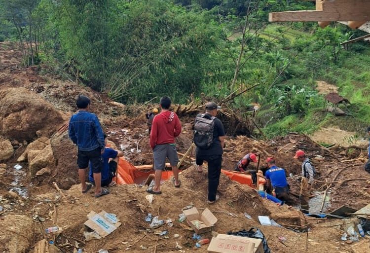 Belum Ditemukan, Relawan Melakukan Pencarian Hari Terakhir Tiga Korban Tertimbun Longsor Arjasari