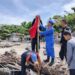 Cegah Kecelakaan Laut, Sat Polairud Polres Garut Pasang Spanduk Bendera Merah di Pantai Selatan