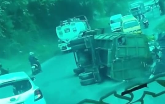 Truk Bermuatan Sampah Terguling di Cipatat