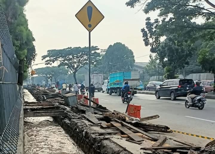 Wabup Sumedang “Turun Gunung”, PKL di Jalan Bandung-Garut Ditertibkan, Lalin Lancar