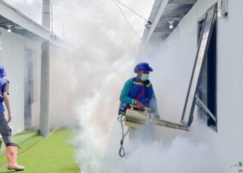 Cegah Penyakit DBD, Relawan TCK Kemenkes Lakukan Pengendalian Vektor di Kawasan Huntara Warga Terdampak Bencana