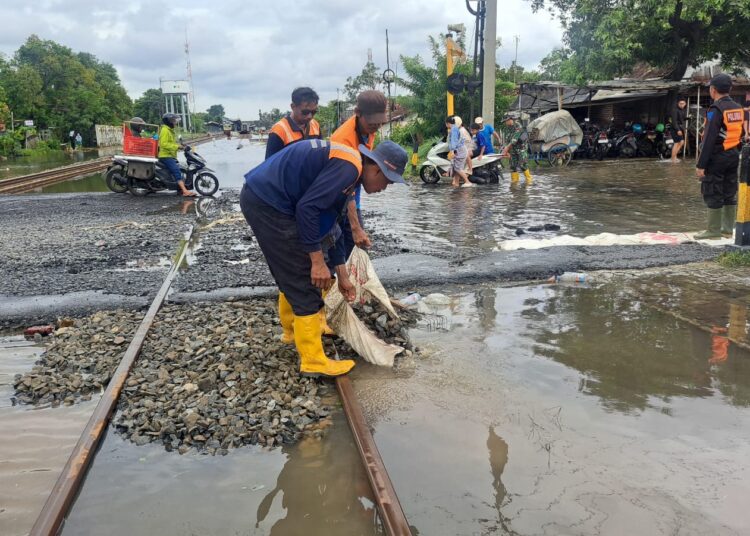Lintasan Kereta Terdampak Banjir, KAI Terus Lakukan Pemulihan