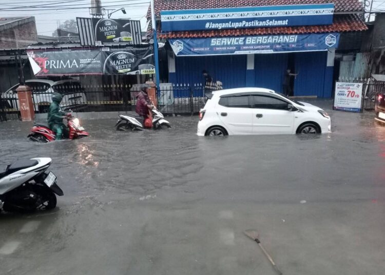 Warga Panik, Cirebon Kembali Dikepung Banjir dan Jalur Pantura Digenangi Air