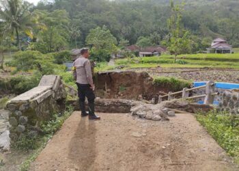 Jembatan Cisitu Penghubung Dua Desa di Kecamatan Cikelet Ambruk