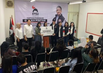 Peduli Masa Depan Generasi Muda, PSI Salurkan Bantuan Pendidikan di Bandung