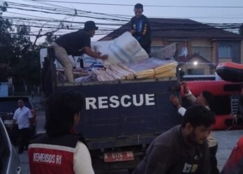 Banjir Terjang Karawang, Kemensos Salurkan Bantuan Logistik Bagi Warga Terdampak