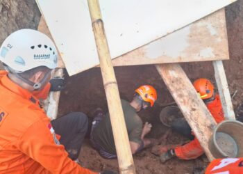 Tim SAR Gabungan Evakuasi Pekerja Bangunan yang Tertimbun Longsor di Desa Cisempur, Jatinangor