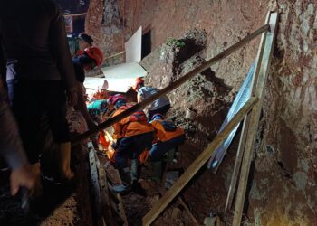 Tim SAR Gabungan Evakuasi 4 Pekerja Bangunan yang Tertimbun Longsor di Desa Cisempur Dalam Keadaan Meninggal Dunia