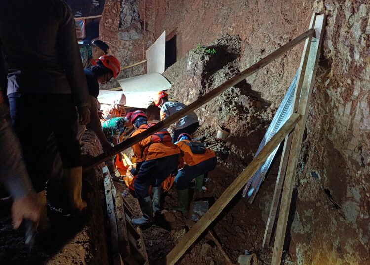 Tim SAR Gabungan Evakuasi 4 Pekerja Bangunan yang Tertimbun Longsor di Desa Cisempur Dalam Keadaan Meninggal Dunia