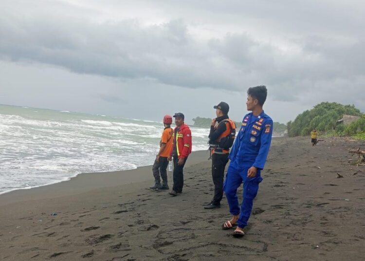 Berenang Seorang Diri, Ega Terseret Ombak Pantai Pamayangsari, Tim SAR gabungan Lakukan Pencarian Korban