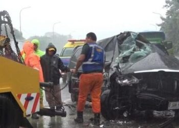 Toyota Innova  Tabrak Pantat Truk di Tol Cipularang, Kabag Kesra  Pemkab Bekasi Tewas