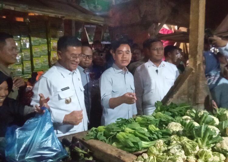 Wapres Gibran Belanja Kebutuhan Pokok di Pasar Cikurubuk