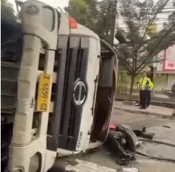 Dump Truck Pengangkut Pasir Terguling di Jalan Soekarno Hatta Bandung, Lalin Macet