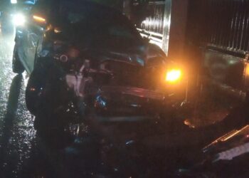 Diduga Asyik Main HP, Mobil Nissan Juke Tabrak Avanza, Lalu Tabrak Motor dan Tukang Baso