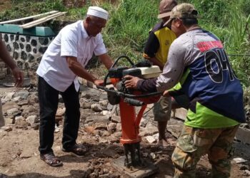 Lagi, Warga Perbaiki Jalan Kabupaten di Cileunyi yang Dibiarkan Berlubang