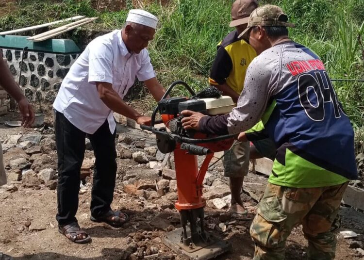 Lagi, Warga Perbaiki Jalan Kabupaten di Cileunyi yang Dibiarkan Berlubang