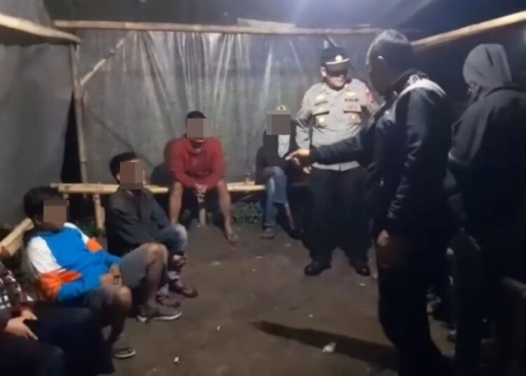 Bukannya Sholat Tarawih, Eh Malah Gelar Adu Muncang, Polisi Amankan Delapan Pelaku Adu Muncang