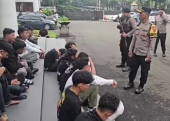 Keluyuran Sambil Bawa Senjata Tajam pada Dinihari, 17 Remaja Diamankan