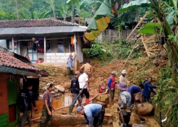 Ciwidey Diterjang Banjir dan Longsor, Sepuluh Rumah Terancam,  Penghuninya Dievakuasi