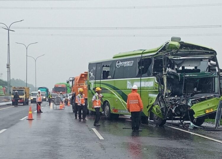 Lakalantas Bus Rombongan Wisatawan di Tol Cipali, Satu Tewas dan Puluhan Luka