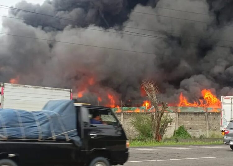 Pabrik Plastik di Cibolerang Bandung Terbakar Asap Hitam Membumbung Tinggi