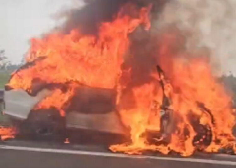 Setelah Mercy Terbakar di Lingkar Nagreg, Kini Sebuah Mobil Terbakar Tol Purbaleunyi