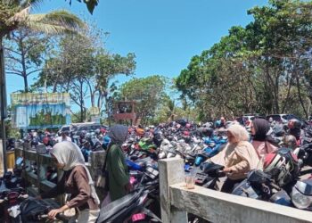 Ribuan Wisatawan Padati Pantai Cipatujah dan Karang Tawulan, Petugas Gabungan Lakukan Himbauan