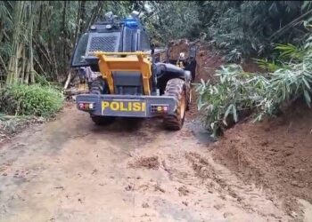 Jalur Garut-Sumedang Tertutup! Longsor Setinggi 20 Meter Tutup Seluruh Badan Jalan
