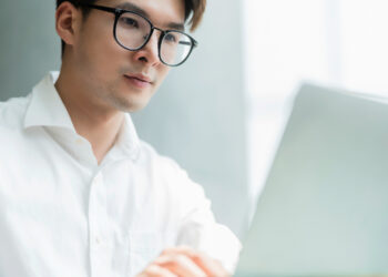 Cek Manfaat Pakai Kacamata Anti Radiasi, Pekerja Kantoran Harus Tahu!