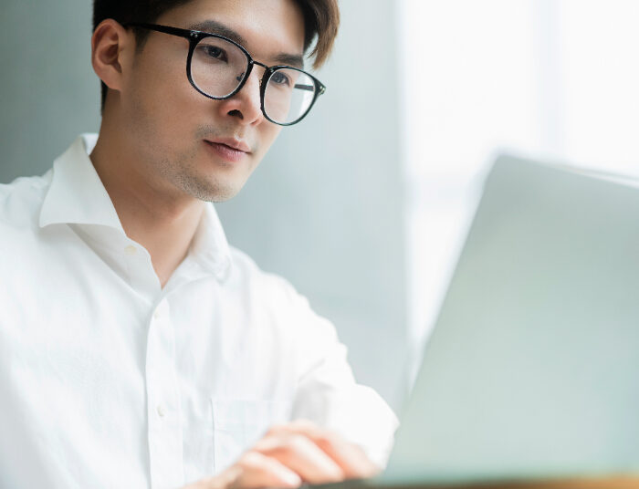 Cek Manfaat Pakai Kacamata Anti Radiasi, Pekerja Kantoran Harus Tahu!