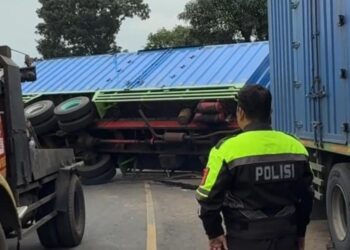 Gagal Menanjak, Truk Muatan Mie Instan Tabrak Mobil dan Terguling di Tanjakan Andir Malangbong